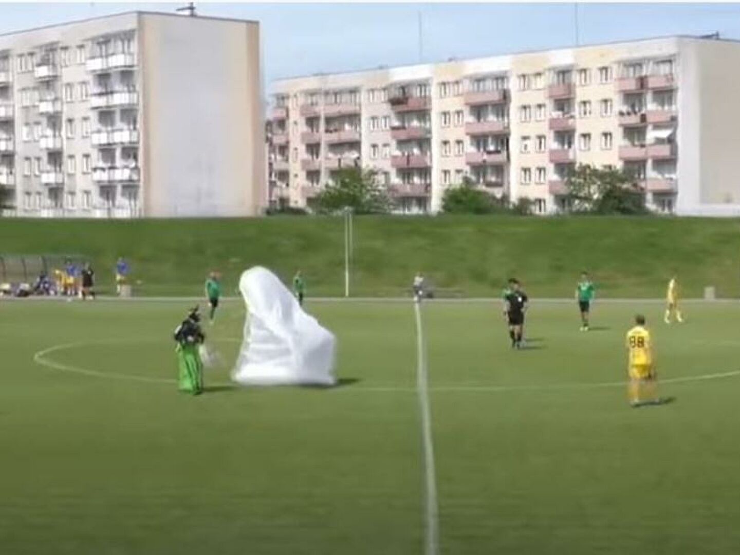 Πολωνία: Διακοπή αγώνα για… εισβολή αλεξιπτωτιστή (βίντεο)