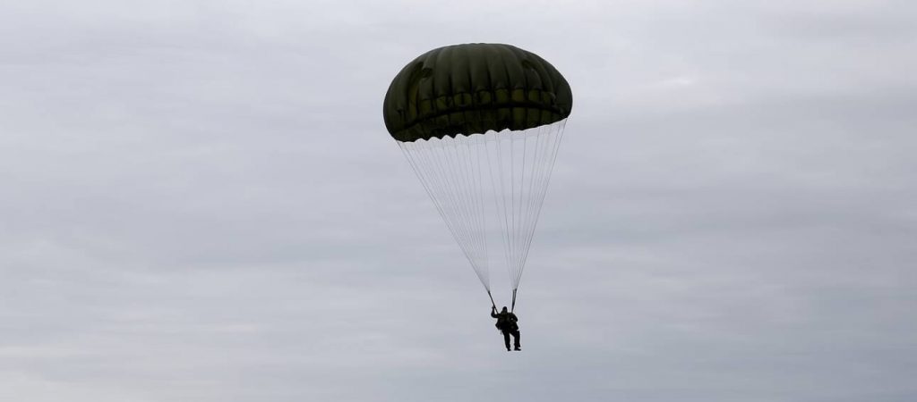 Απίθανη στιγμή στην Πολωνία – Αλεξιπτωτιστής προσγειώθηκε σε γήπεδο εν ώρα αγώνα (βίντεο)