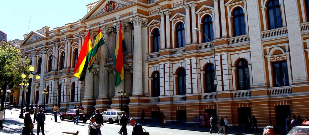 Μετέτρεψαν την Βουλή της Βολιβίας σε… ρινγκ – Άγριο ξύλο ανάμεσα σε πολιτικούς (βίντεο)