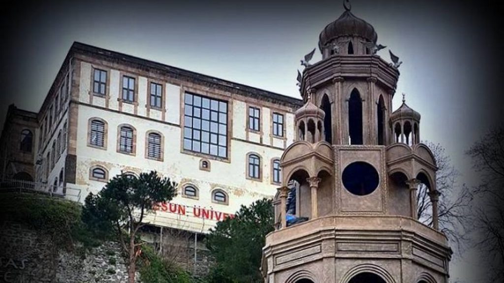 Τουρκία: Αποσύρθηκε & καταστράφηκε πιστό αντίγραφο του καμπαναριού της Κερασούντας (φώτο)