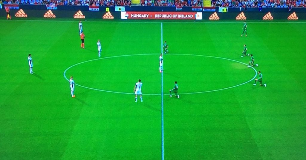 Βουδαπέστη: Έντονες αποδοκιμασίες για τους παίχτες της Ιρλανδίας που γονάτισαν στο γήπεδο για το Black Lives Matter