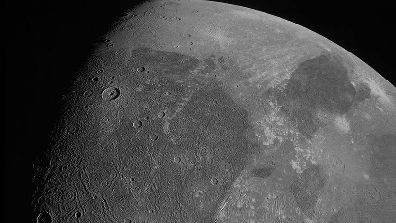 NASA: Οι πρώτες κοντινές φωτογραφίες του μεγάλου δορυφόρου Γανυμήδη του Δία από το 2000 (φώτο)