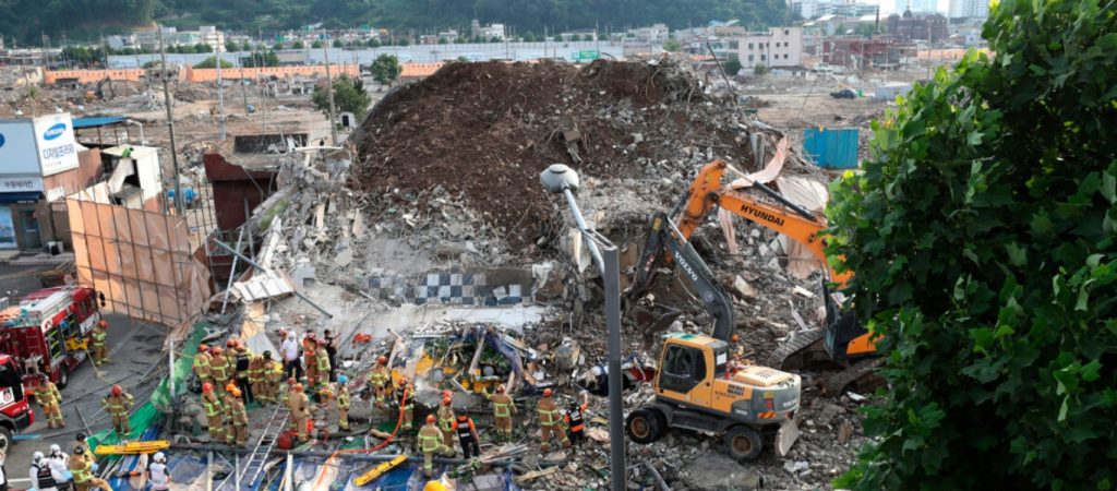 Τραγικό δυστύχημα στη Νότια Κορέα – Εννέα νεκροί από κατάρρευση κτιρίου πάνω σε λεωφορείο (βίντεο)