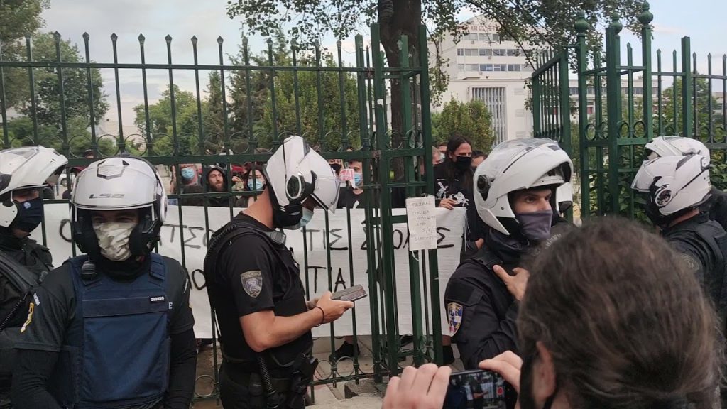 Ποτοαπαγόρευση εν καιρώ Covid-19: Κατάσχεσαν τζιν & βότκες στο ΑΠΘ – Αστυνομικοί: «Γίναμε σεκιούριτι των παν/μίων»