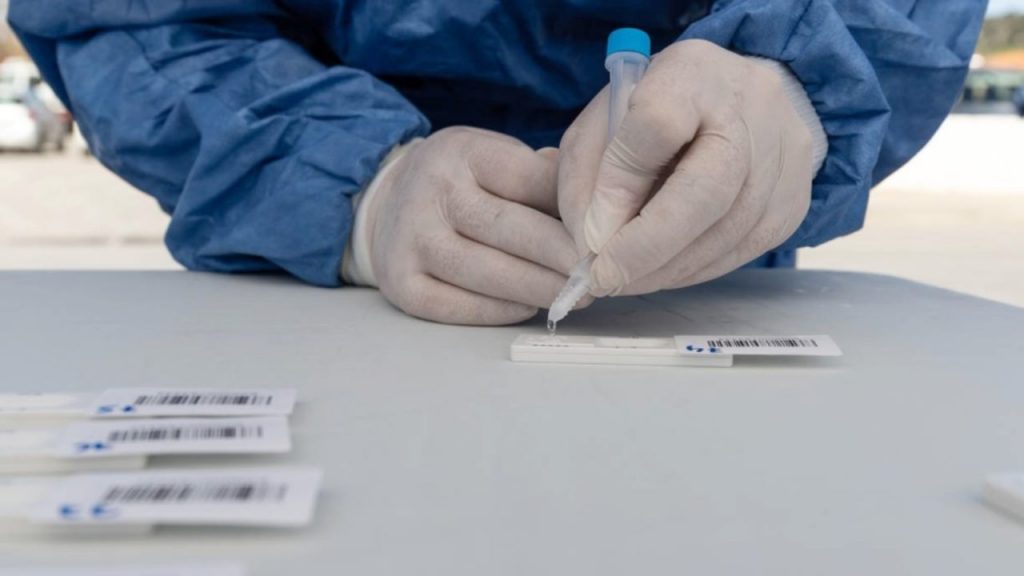 Δείτε σε ποιες περιοχές γίνονται σήμερα δωρεάν rapid test από τον ΕΟΔΥ