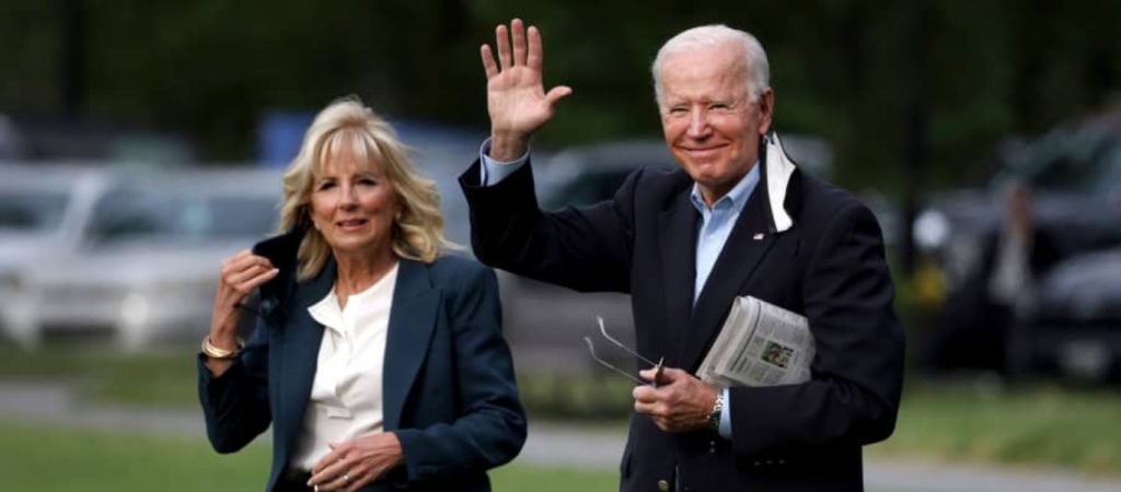 Συγκέντρωσε όλα τα βλέμματα το τζάκετ της Τ.Μπάιντεν με τη λέξη «LOVE» (φώτο – βίντεο)