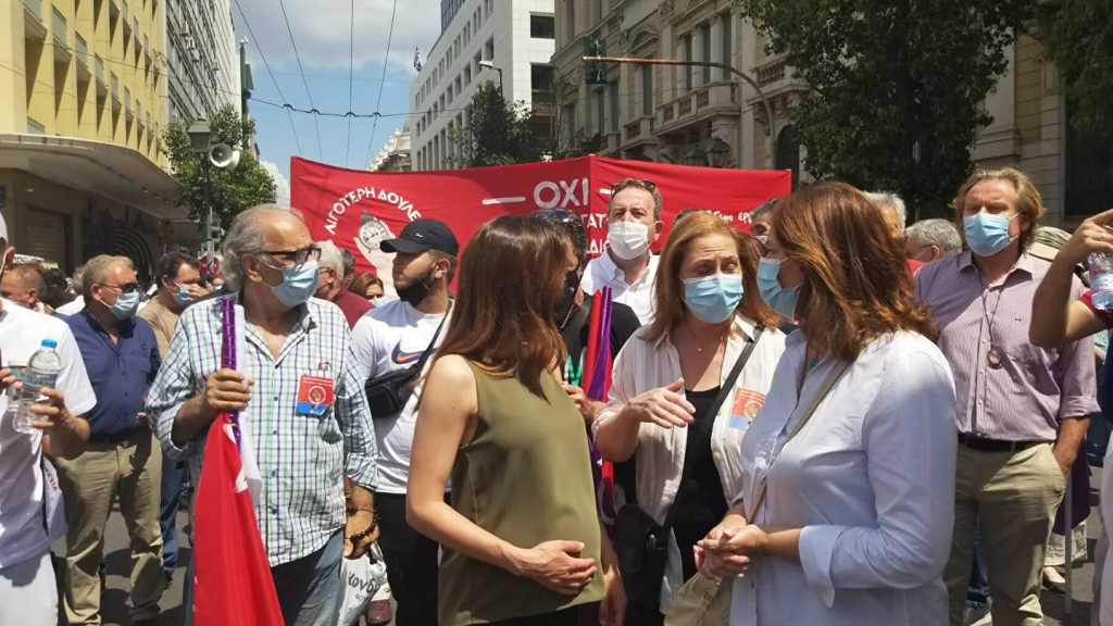 Στην πορεία κατά του εργασιακού νομοσχεδίου η Ε.Αχτσιόγλου με φουσκωμένη κοιλίτσα (φώτο)