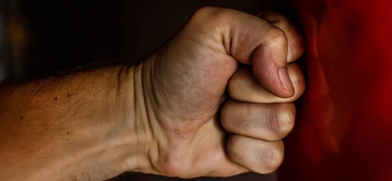 Απίστευτο ξύλο ανάμεσα σε δύο άνδρες – Πατέρας γρονθοκόπησε «φίλο» του που έκλεψε την κόρη του (βίντεο)