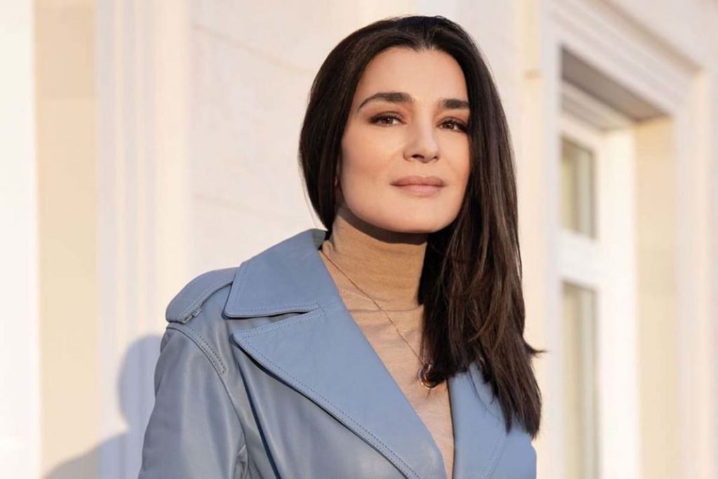 Η Μαρία Ναυπλιώτου ποζάρει με μαγιό στα 51 της και αποκαλύπτει το καλοδιατηρημένο κορμί της (φωτο)