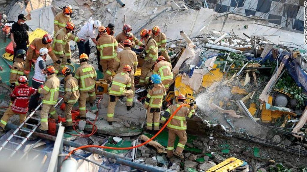 Ν.Κορέα: Τουλάχιστον 9 νεκροί & 25 τραυματίες μετά από κατάρρευση κτιρίου σε λεωφορείο (βίντεο)