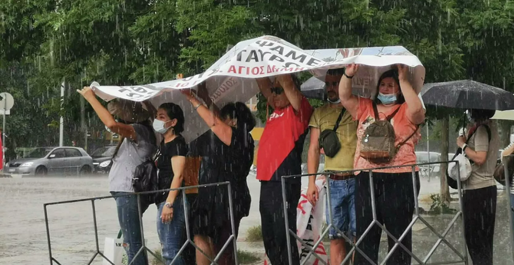 Θεσσαλονίκη: Δυνατή βροχή έπληξε την πορεία ενάντια κατά του εργασιακού νομοσχεδίου (φώτο)