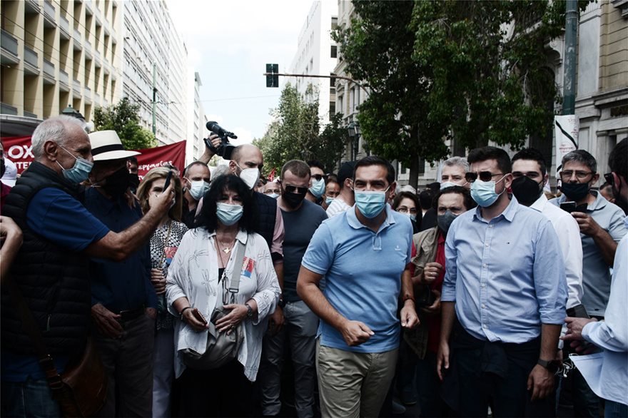 «Παρών» στις απεργιακές κινητοποιήσεις στο κέντρο της Αθήνας ο Α.Τσίπρας (φώτο)