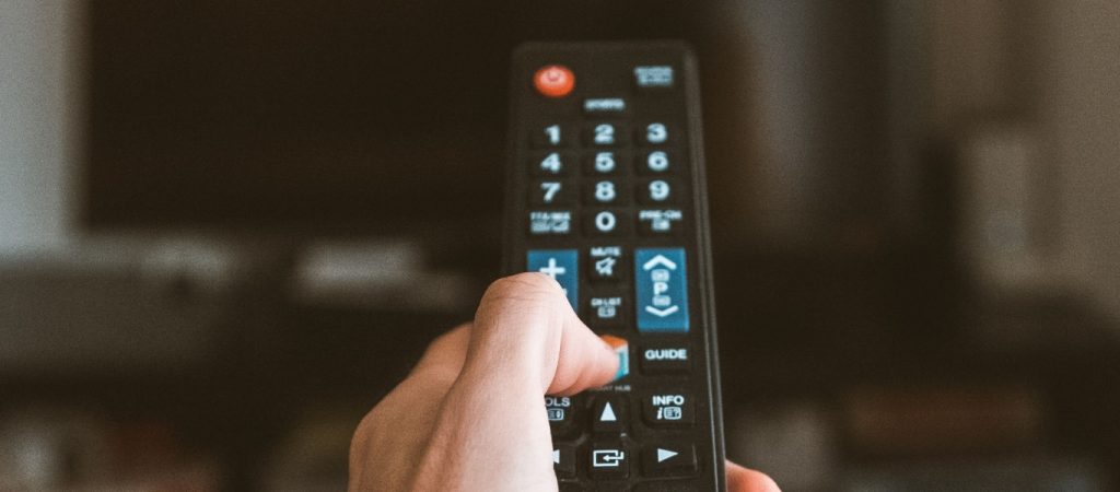 Αψιμαχία για το τηλεκοντρόλ κατέληξε με ένα άντρα μαχαιρωμένο με σπαθί