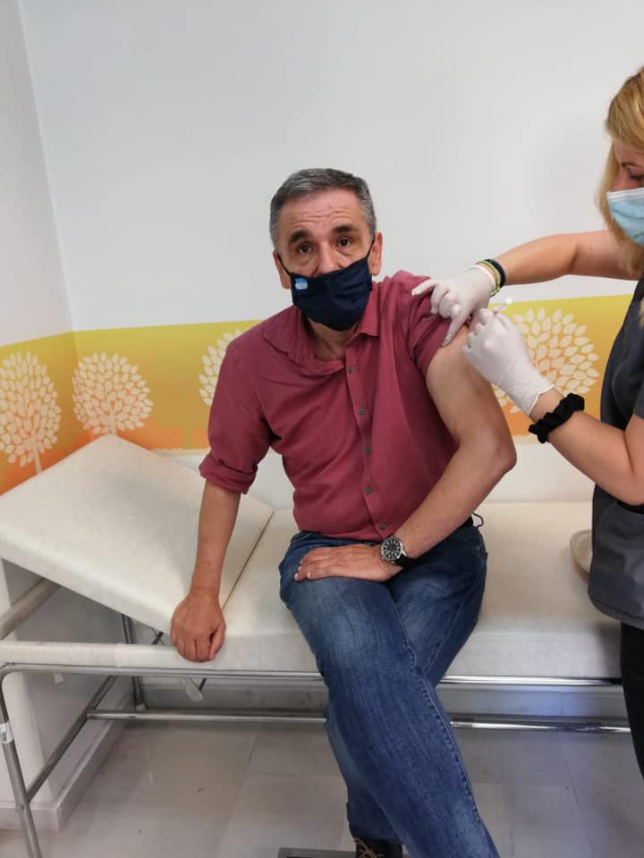 Το πρωί στην πορεία και μετά στο εμβολιαστικό κέντρο ο Ε.Τσακαλώτος (φώτο)