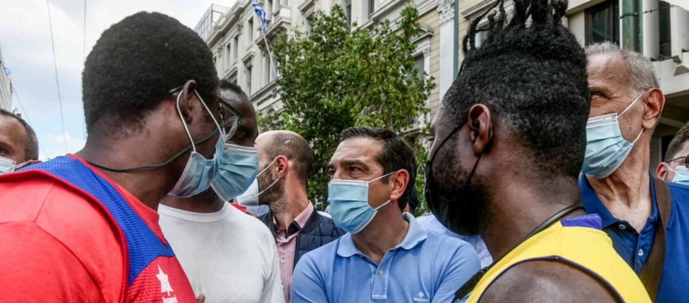 Α.Τσίπρας: Φωτογραφήθηκε και με αλλοδαπούς στην σημερινή πορεία (φώτο)