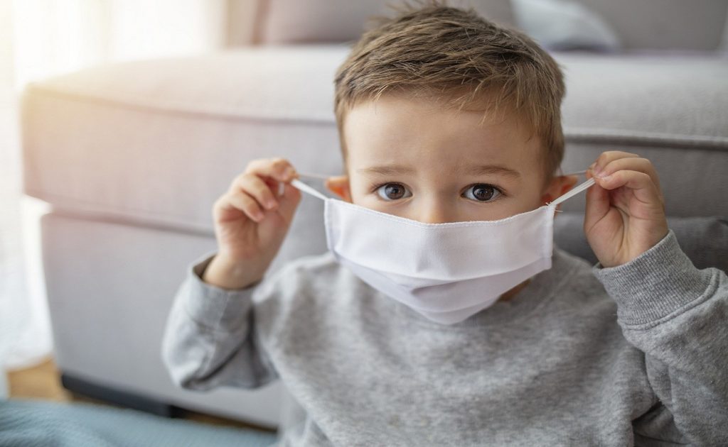 Επιστήμονες εκπέμπουν SOS για τα παιδιά: «Μάσκες, αποστάσεις και αντισηπτικά διαλύουν το ανοσοποιητικό τους σύστημα»