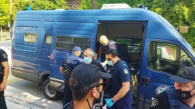 Ξεκίνησε η δίκη για την αιματηρή επίθεση με τσεκούρι στην εφορία Κοζάνης – Με ένταση και αποδοκιμασίες