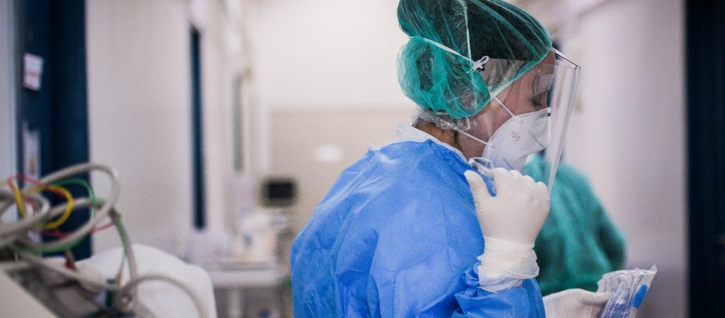 «Εισβάλει» και η τεχνητή νοημοσύνη στις έρευνες κατά του κορωνοϊού – Θα υπολογίζετε ο κίνδυνος θανάτου