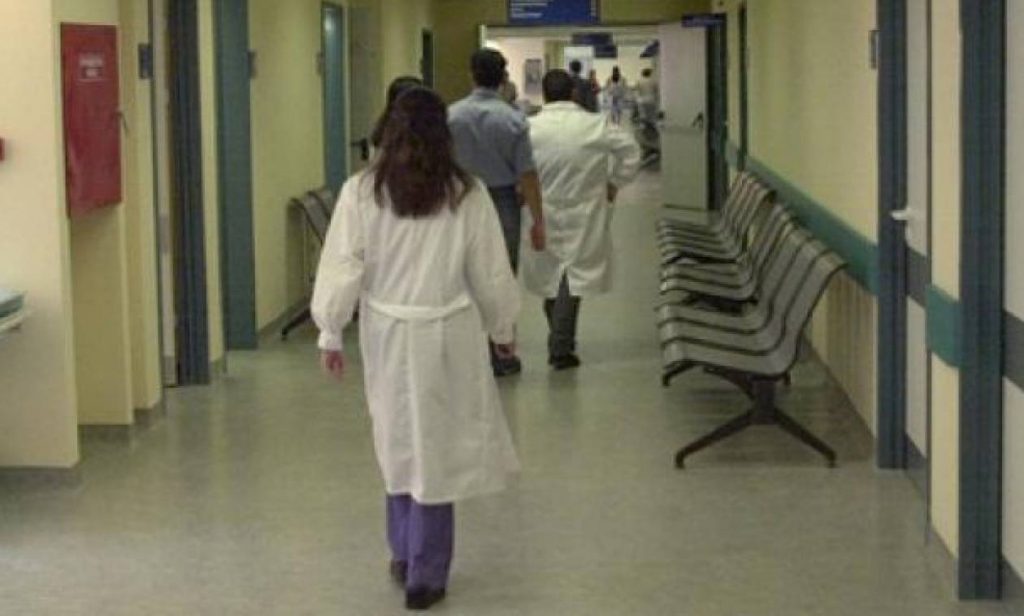 Εργάτες βρήκαν σε νοσοκομείο ψευδοροφή που «έβρεξε»… 18 πορτοφόλια!