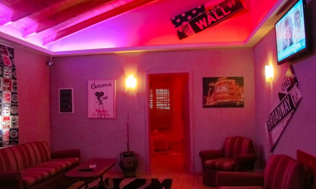 Αυτά είναι τα νέα «προνόμια» που σκέφτονται: Είσοδος σε οίκους ανοχής μόνο σε εμβολιασμένους – Μπόνους σε site γνωριμιών