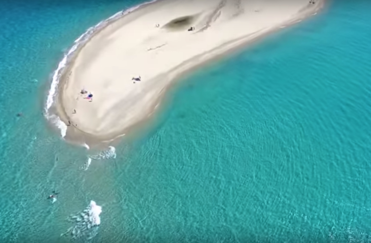 Η παράξενη παραλία της Χαλκιδικής που έχει πάντα ήρεμα νερά (βίντεο)