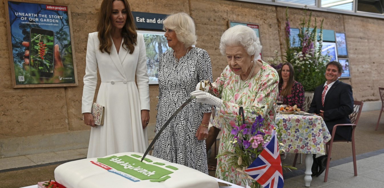 Βασίλισσα Ελισάβετ: Έκοψε τούρτα με σπαθί –  Άφωνοι οι ηγέτες των G7 (φωτό)