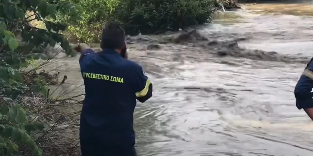 «Πνίγηκε» η Πολίχνη Θεσσαλονίκης: Νεκρός ένας άντρας – Το όχημά του παρασύρθηκε από τα ορμητικά νερά (βίντεο – Upd)