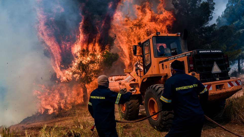 Μεγάλη φωτιά μαίνεται στην Πάτρα – Καίει δασική έκταση στην περιοχή Μοιραίικα