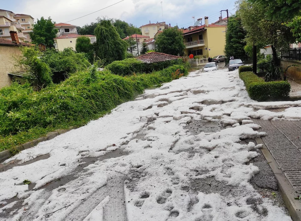 Το έστρωσε χαλάζι στην Κοζάνη – Η κακοκαιρία σάρωσε τα πάντα (φωτο)