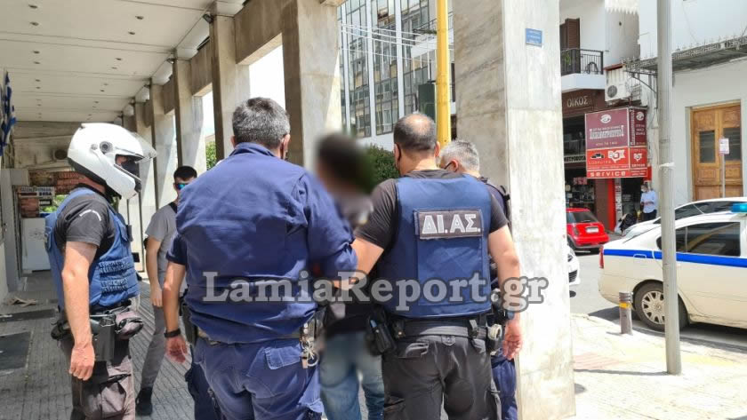 Λαμία: 40χρονος γρονθοκόπησε νεαρό στη στάση χωρίς λόγο