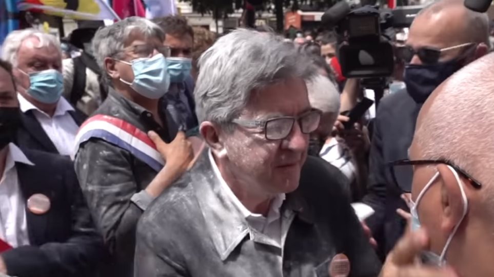 Γαλλία: Αλεύρι κατά του επικεφαλής της γαλλικής αριστεράς Ζαν – Λυκ Μελανσόν
