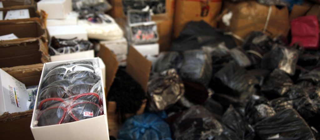 Εντοπίστηκε αποθήκη γεμάτη με προϊόντα «μαϊμού» – Επιβλήθηκε χρηματικό πρόστιμο