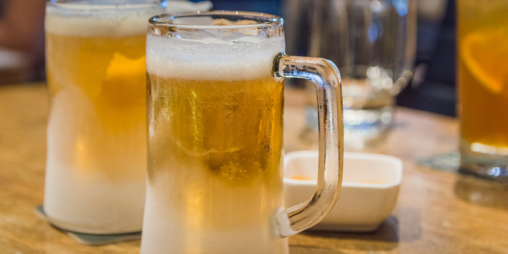 Το κόλπο για να παγώσετε μπύρες και αναψυκτικά μέσα σε 2 λεπτά! (βίντεο)