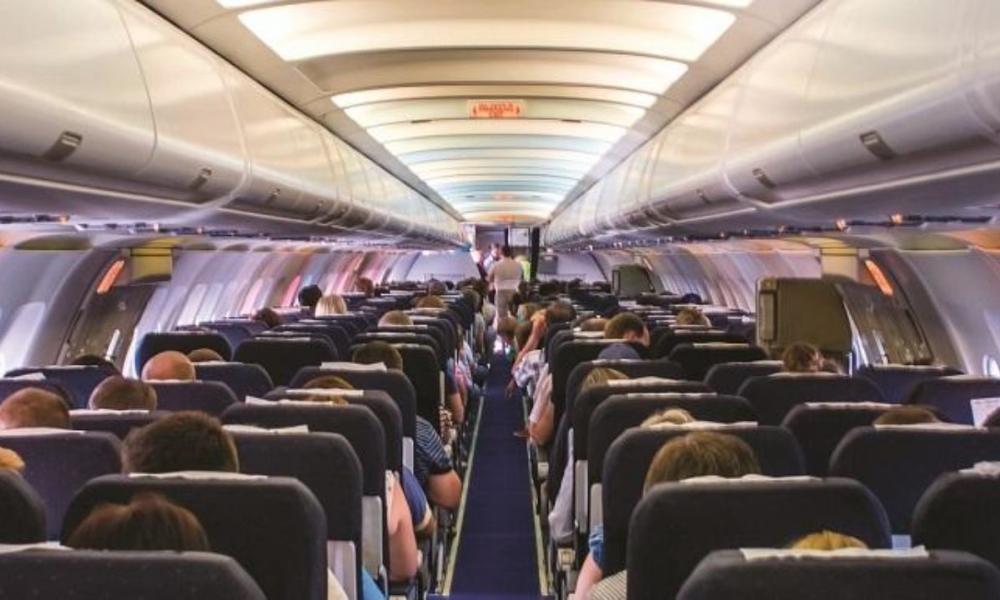 Tρόμος στον αέρα: Πήγε να ανοίξει την πόρτα αεροπλάνου εν ώρα πτήσης! (βίντεο)