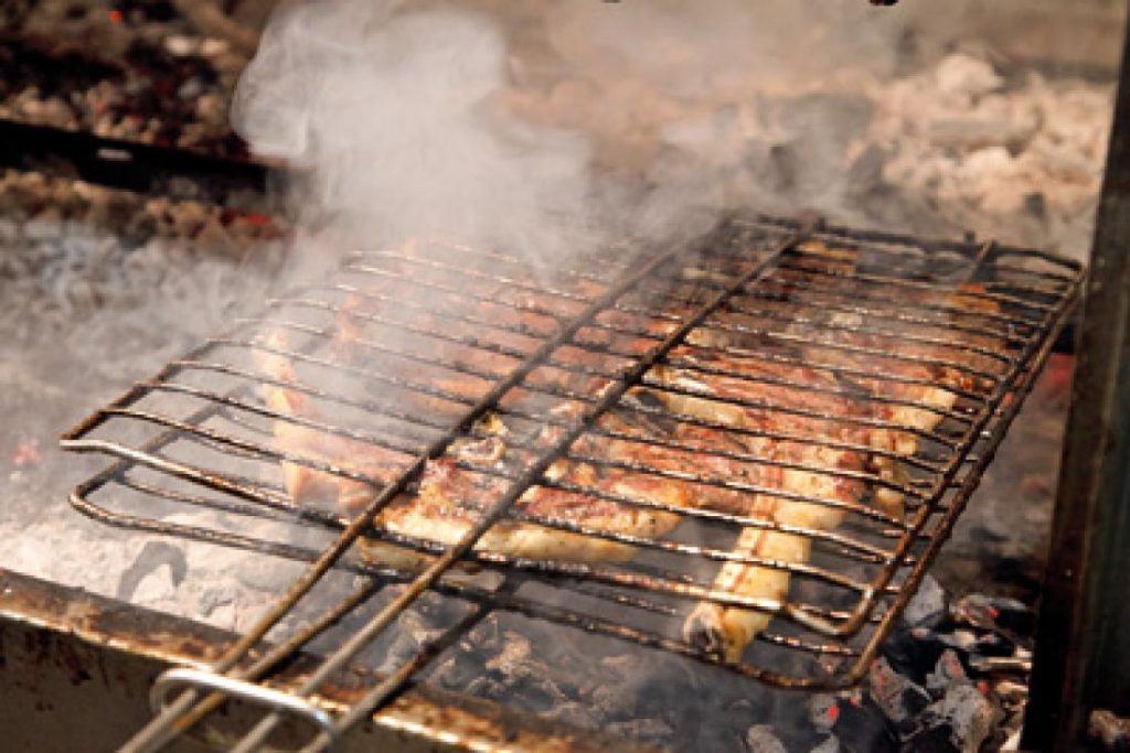 Μπάρμπεκιου: Πότε και γιατί χρειάζεται να ανάψεις μια μεγάλη φωτιά