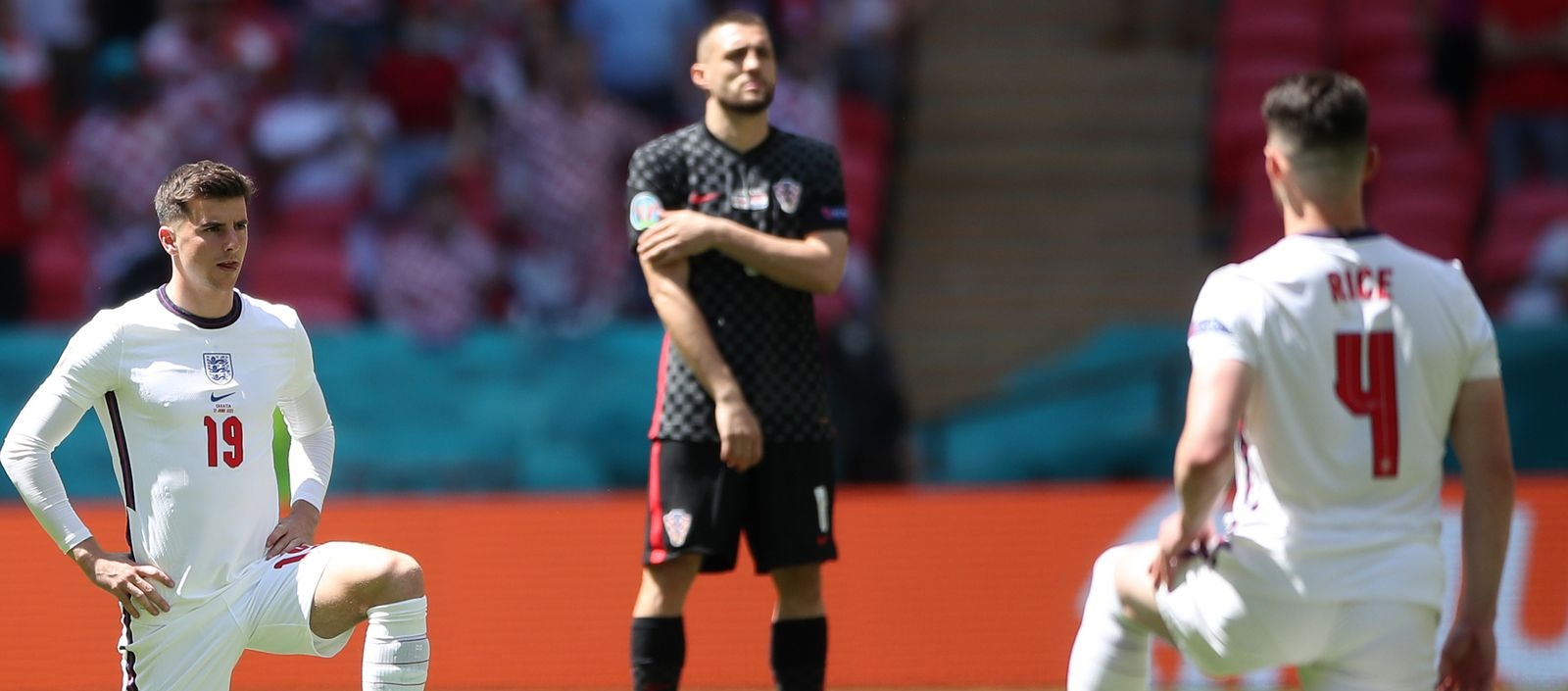 Euro 2020: Οι Άγγλοι γιούχαραν τους παίκτες επειδή γονάτισαν για το BLM – Οι Κροάτες αρνήθηκαν να γονατίσουν