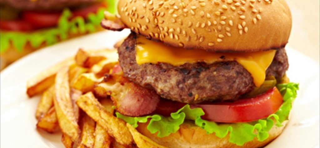 Πακιστάν: Χειροπέδες σε υπαλλήλους μπεργκεράδικου – Αρνήθηκαν δωρεάν χάμπουργκερ σε αστυνομικούς