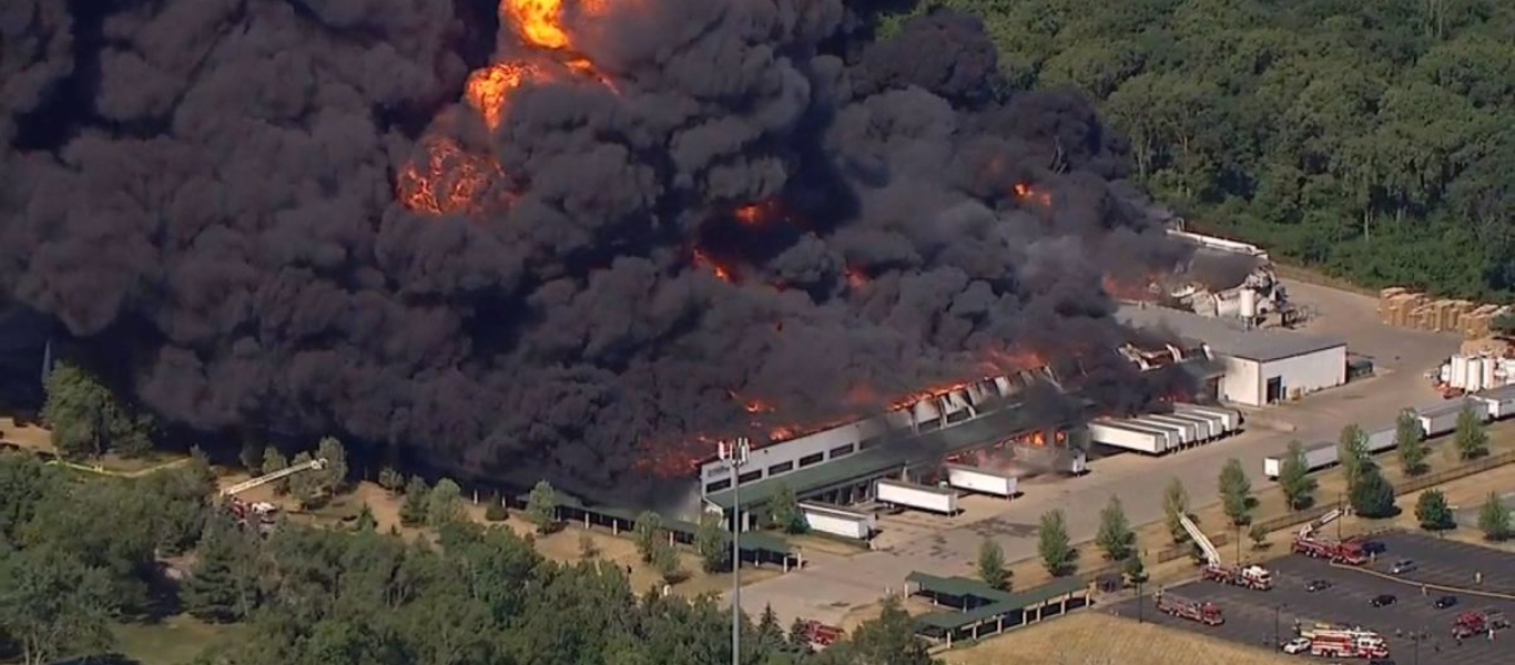 Τρομακτική έκρηξη σε εργοστάσιο χημικών στο Ιλινόι – Πυρκαγιές και εκκένωση εκατοντάδων σπιτιών