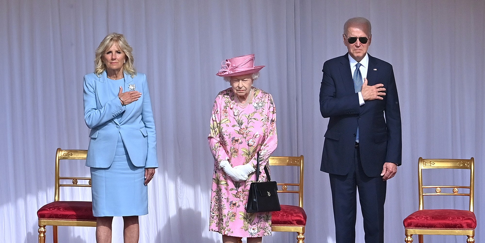 Χαλαρός και άνετος με γυαλιά ηλίου ο Τ.Μπάιντεν στη συνάντηση με τη βασίλισσα Ελισάβετ! (φωτό)