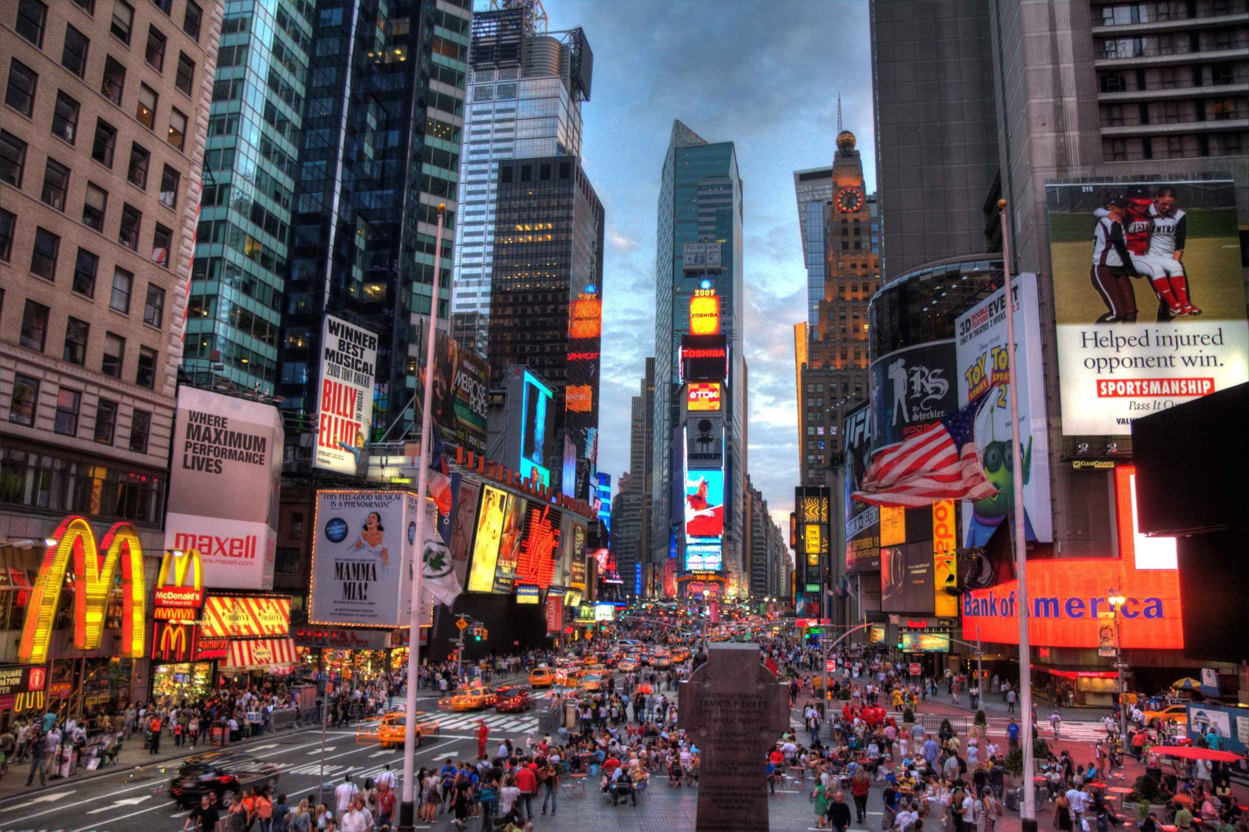 Εμετικό βίντεο από την Τimes Square στη Νέα Υόρκη: Κάνουν τα παιδιά αντικείμενο επίδειξης και κέρδους