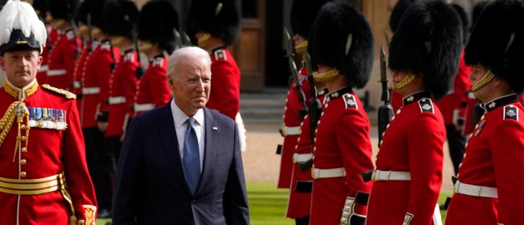 Τζο Μπάιντεν: Δύο φορές που «έσπασε» το πρωτόκολλο στη συνάντηση με τη βασίλισσα Ελισάβετ