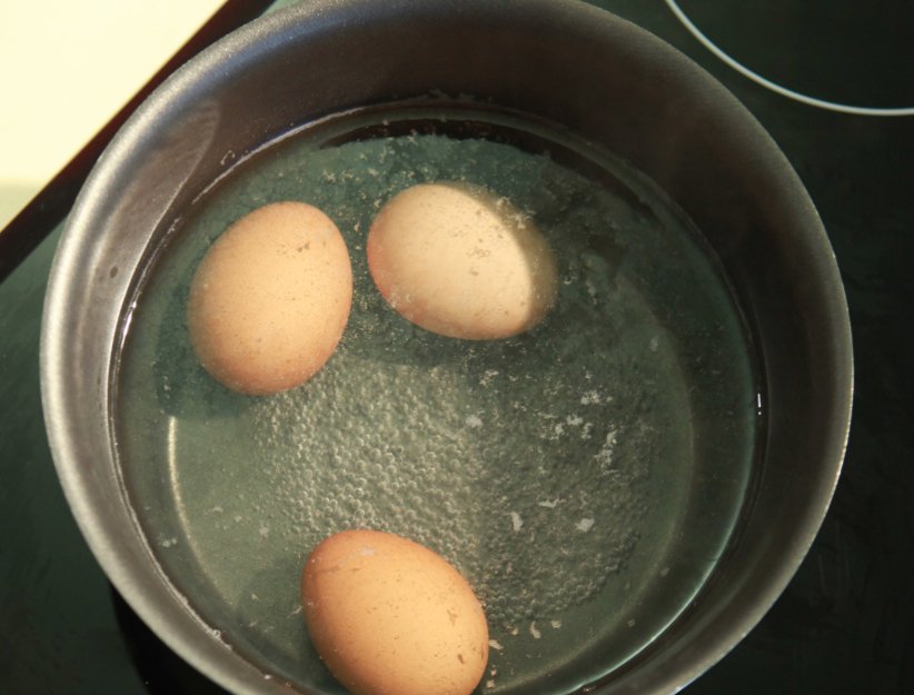 Αυτός είναι ο λόγος που πρέπει να τρυπάτε το τσόφλι των αυγών πριν το βράσιμο