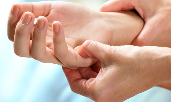 Αρθρίτιδα: Ποιες τροφές να αποφεύγετε και τι να τρώτε για να μην πονάτε