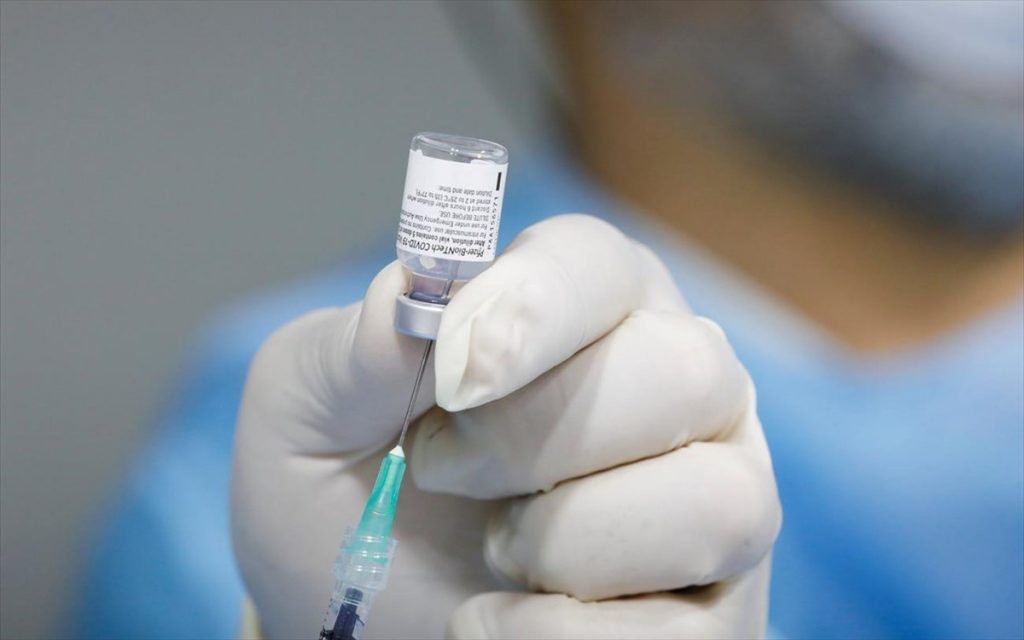 Αυτές είναι οι ήπιες και οι σοβαρές παρενέργειες των εμβολίων Pfizer και Moderna
