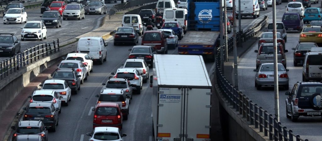 Αυξημένη κίνηση στην Αθηνών – Λαμίας – Μποτιλιάρισμα από ακινητοποιημένο φορτηγό