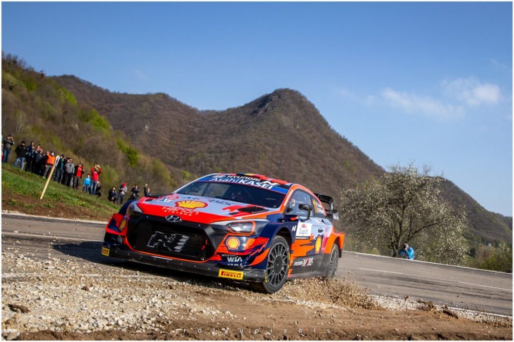 Βίντεο: Αυτοκίνητο έπεσε πάνω σε θεατές και τραυμάτισε οκτώ ανθρώπους