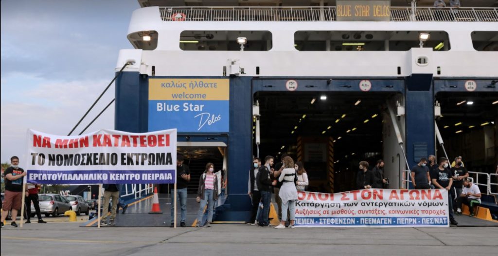 Στηρίζουν τους ναυτεργάτες που απεργούν οι επιβάτες: «Καλά κάνουν και απεργούν» (βίντεο)