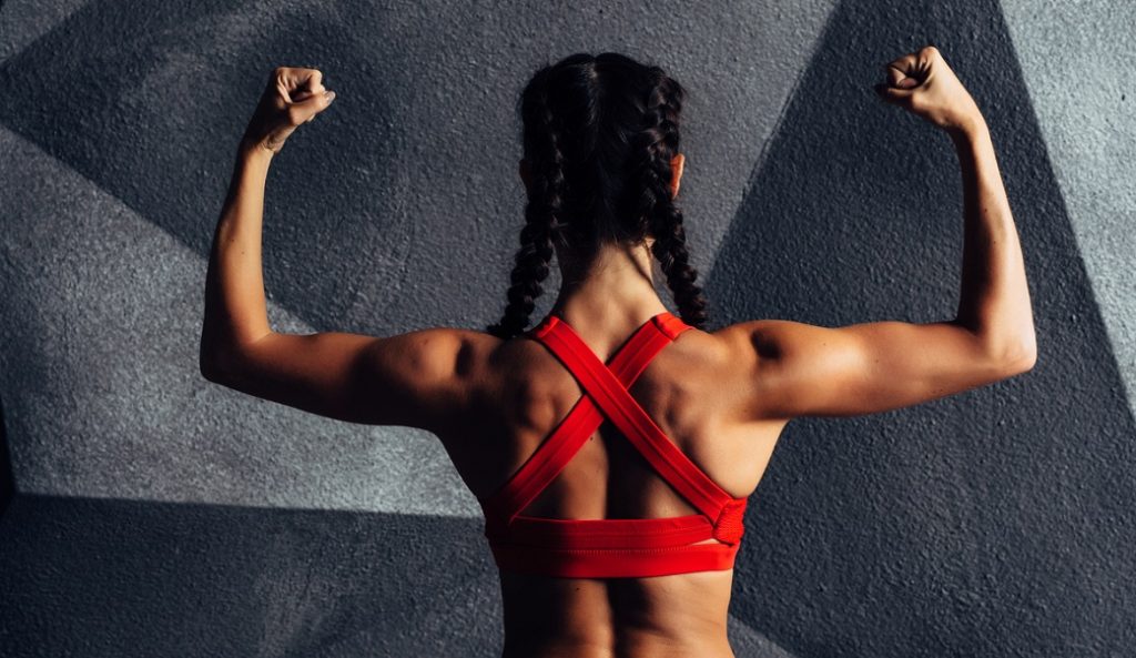 Δέκα λεπτά αρκούν: Με αυτές τις ασκήσεις θα αποκτήσετε σμιλευμένα χέρια (βίντεο)