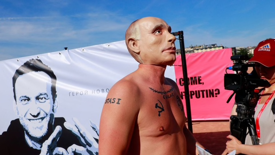 Γενεύη: Διαδηλωτής μεταμφιέστηκε σε Β.Πούτιν για να ζητήσει την απελευθέρωση του Α.Ναβάλνι (φώτο)