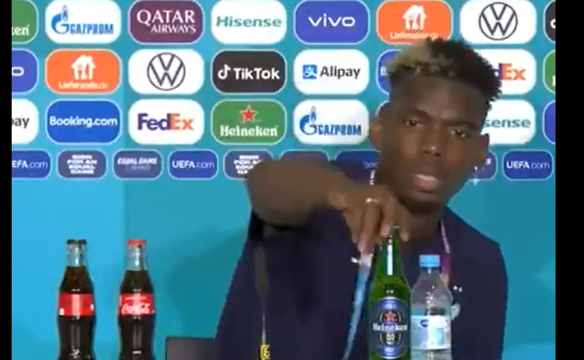 Ο Πογκμπά στον δρόμο που χάραξε ο Κ.Ρονάλντο – Αφαίρεσε μπουκάλι της Heineken (βίντεο)